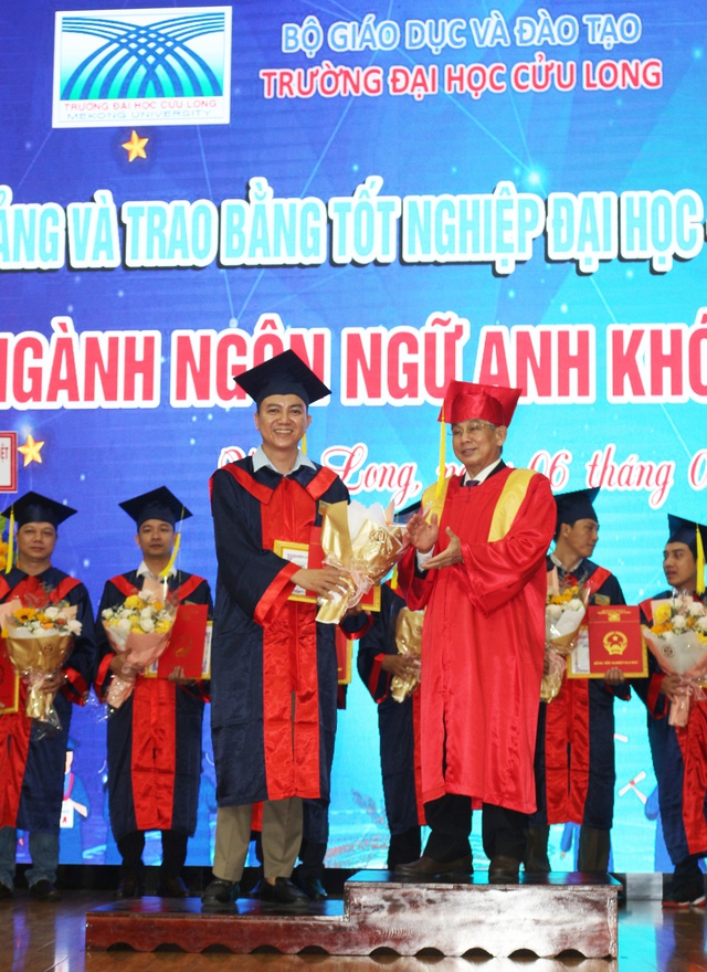 Trường ĐH Cửu Long trao bằng tốt nghiệp cho 447 tân cử nhân Ngôn ngữ Anh- Ảnh 2.