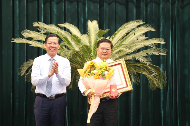 Chủ tịch UBND TP HCM Phan Văn Mãi trao Huân chương Lao động hạng nhì của Chủ tịch nước cho ông Lê Văn Thinh, Giám đốc Sở Lao động - Thương binh và  Xã hội TP HCM