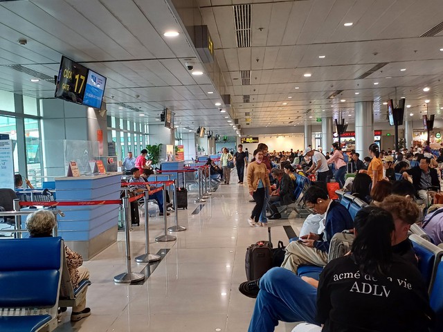 Nhiều người mua nhầm vé máy bay giả, đến giờ ra sân bay mới tá hỏa- Ảnh 2.
