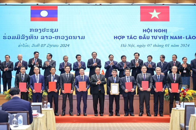 Thủ tướng Phạm Minh Chính và Thủ tướng Sonexay Siphandone chứng kiến lễ trao các chứng nhận đầu tư, ghi nhớ hợp tác đầu tư giữa các cơ quan, nhà đầu tư, doanh nghiệp hai nước Việt Nam - Lào Ảnh: Nhật Bắc