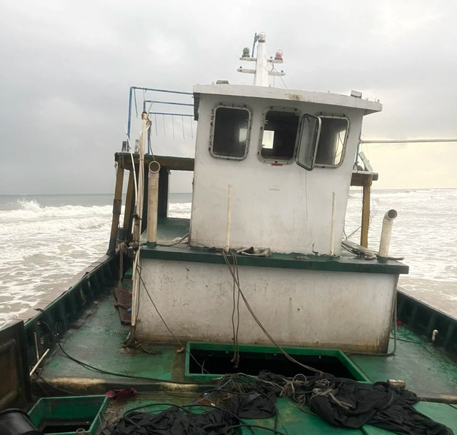 Bên trong chiếc "tàu ma" xuất hiện ở bờ biển Quảng Trị lúc rạng sáng- Ảnh 2.
