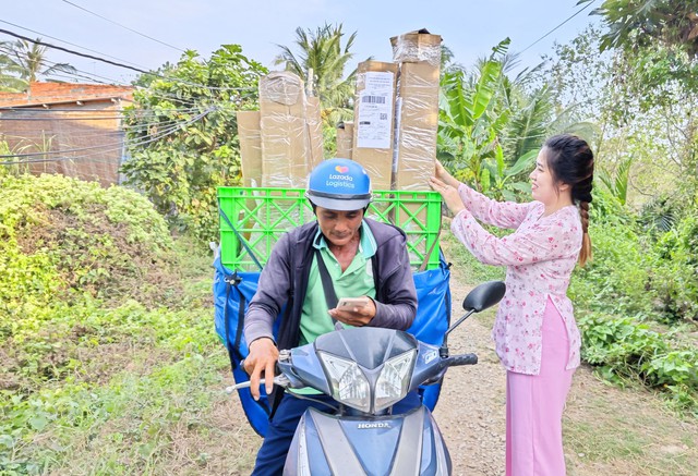 Miu Lê, Long Chun và hàng chục Tiktoker livestream bán hàng tại vựa hoa lớn nhất miền Tây- Ảnh 1.