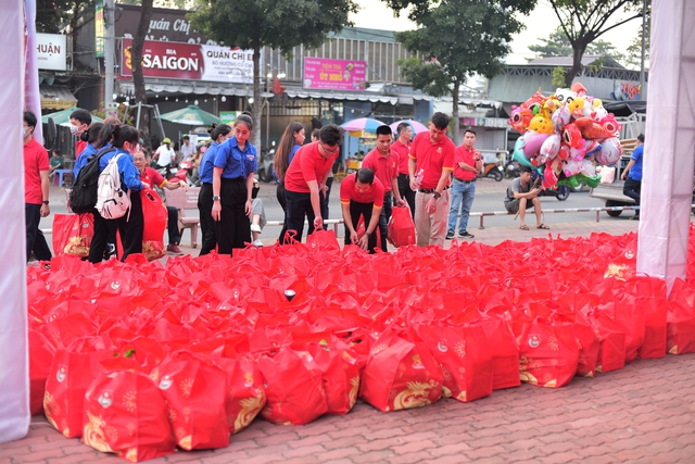 Nhân viên công ty Bia Saigon Miền Đông sắp xếp các món quà để tặng người lao động tại sự kiện diễn ra ở Bình Dương
