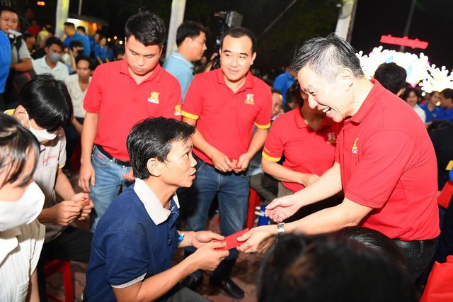 Ông Lester Tan cùng các nhân viên công ty trao tận tay các món quà Tết tại sự kiện ở Bình Dương