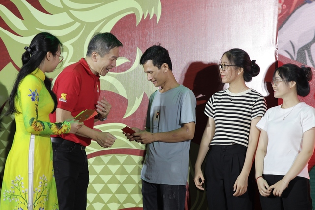 Ông Lester Tan, Tổng giám đốc SABECO trao quà cho người lao động thụ hưởng