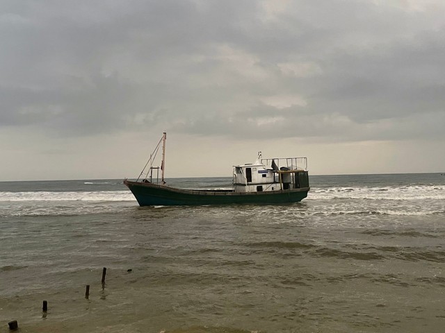 Bên trong chiếc "tàu ma" xuất hiện ở bờ biển Quảng Trị lúc rạng sáng- Ảnh 1.