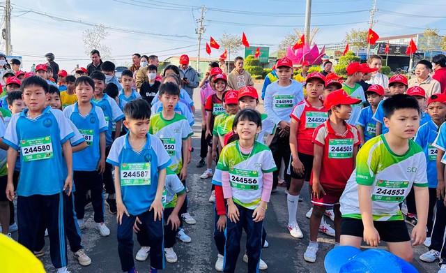 Hơn 220 thiếu nhi tham gia giải chạy Kids Run 2024 tại huyện Tuy Đức- Ảnh 1.