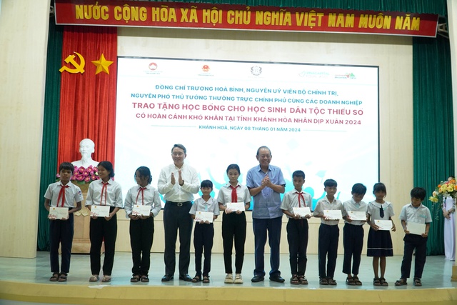 Trao tặng 350 suất học bổng cho học sinh dân tộc thiểu số tỉnh Khánh Hòa- Ảnh 1.