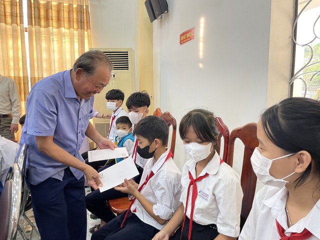 Trao tặng 350 suất học bổng cho học sinh dân tộc thiểu số tỉnh Khánh Hòa- Ảnh 4.