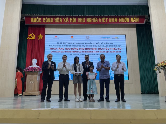 Trao tặng 350 suất học bổng cho học sinh dân tộc thiểu số tỉnh Khánh Hòa- Ảnh 3.