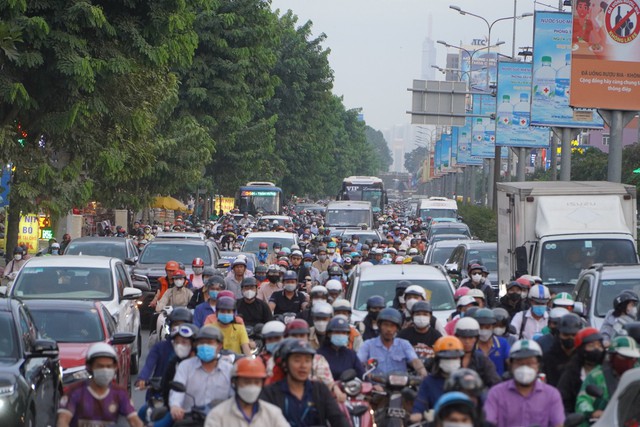 Ùn tắc giao thông khu vực vòng xoay Lăng Cha Cả gần sân bay Tân Sơn Nhất