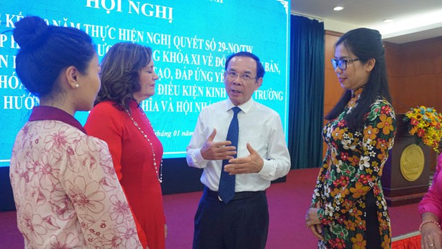Bí thư Thành ủy TP HCM Nguyễn Văn Nên trao đổi với các đại biểu bên lề hội nghị chiều 9-1