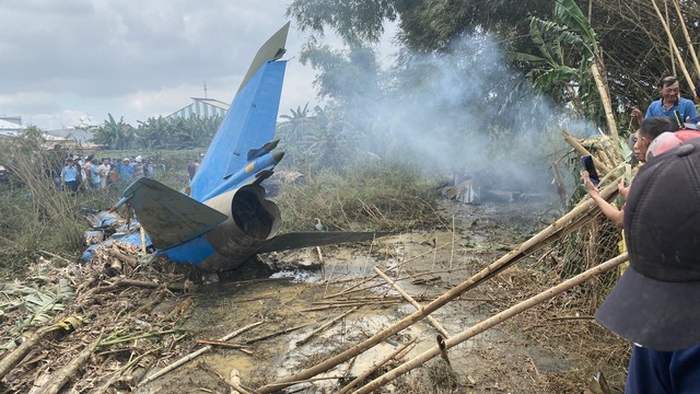 CLIP: Thời khắc phi công nhảy dù thoát nạn trước khi máy bay rơi ở Quảng Nam- Ảnh 1.