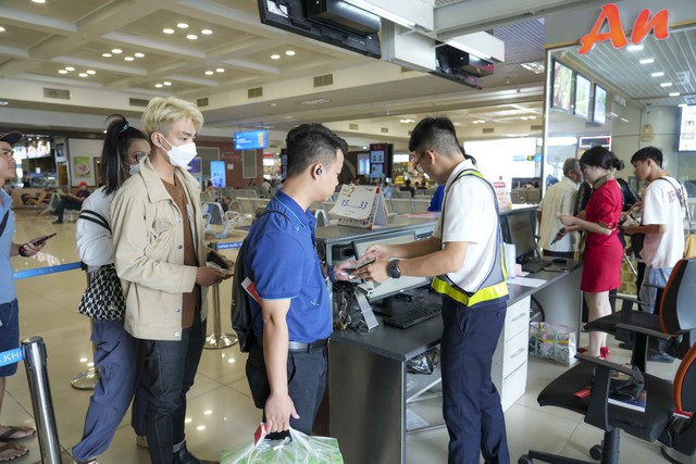 Hành khách sử dụng VNEID tại cửa ra tàu bay (3)