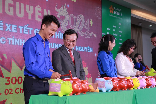 Trường ĐH Đông Á tặng hàng trăm vé xe Tết cho sinh viên- Ảnh 1.