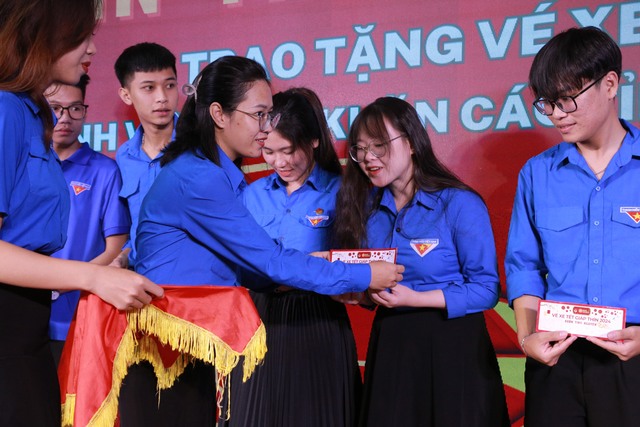 Trường ĐH Đông Á tặng hàng trăm vé xe Tết cho sinh viên- Ảnh 2.