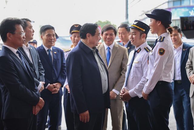 Thủ tướng Phạm Minh Chính thăm hỏi cán bộ, nhân viên ngành đường sắt làm việc tại Ga Hà Nội - Ảnh: Nhật Bắc