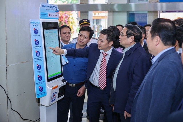 Thủ tướng Phạm Minh Chính kiểm tra hệ thống bán vé tự động tại Ga Hà Nội