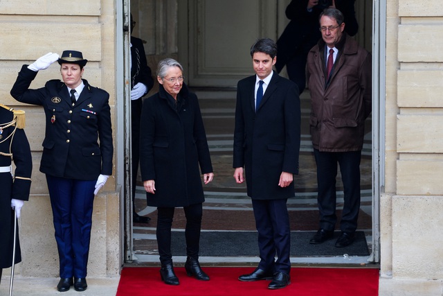 Tân Thủ tướng Pháp Gabriel Attal và cựu Thủ tướng Elisabeth Borne trong lễ chuyển giao tại thủ đô Paris ngày 9-1 Ảnh: REUTERS