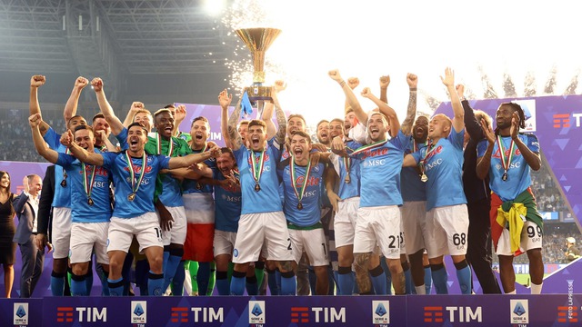 Sự sụp đổ của nhà vô địch Serie A Napoli - Ảnh 1.