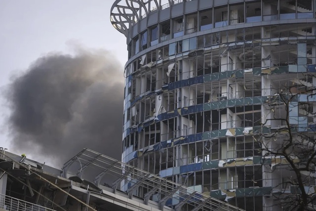 Khói bốc lên từ một tòa nhà ở Kiev bị trúng tên lửa Nga. Ảnh: AP