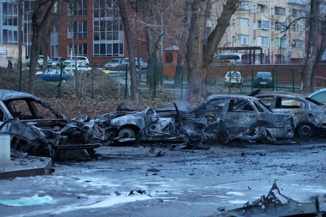 Những chiếc xe bị đốt cháy sau cuộc tấn công được cho là do quân đội Ukraine thực hiện ở Belgorod, Nga, vào ngày 30-12-2023. Ảnh: Reuters