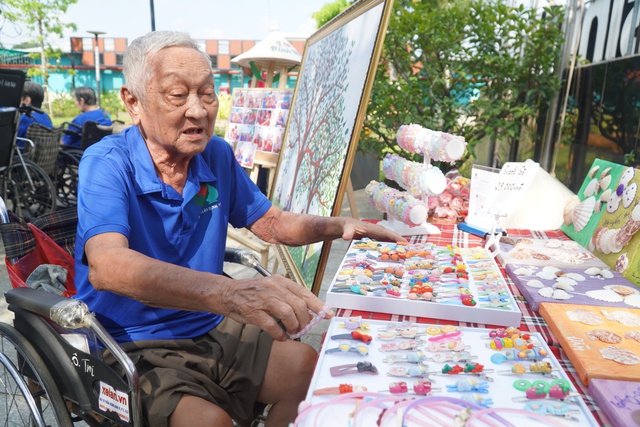 Người cao tuổi học vẽ tranh, làm quà lưu niệm để hỗ trợ đồng bào bị bão, lũ- Ảnh 4.