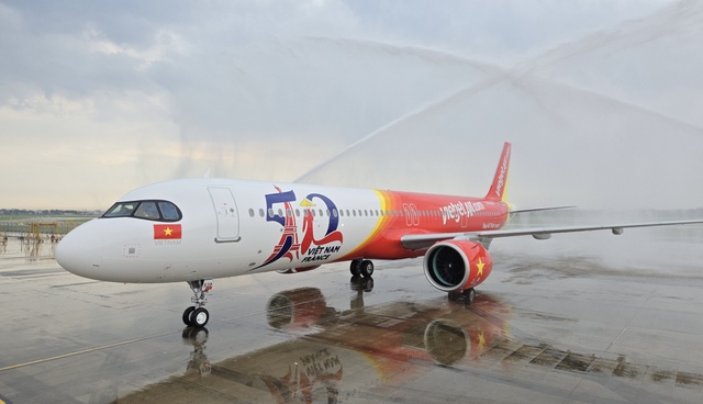 Tàu bay mang biểu tượng kỷ niệm 50 năm quan hệ ngoại giao Việt Nam - Pháp đã về tới TP HCM- Ảnh 1. Tàu bay mang biểu tượng kỷ niệm 50 năm quan hệ ngoại giao Việt Nam - Pháp đã về tới TP HCM- Ảnh 1.
