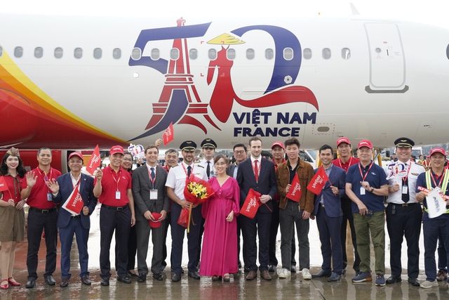 Tàu bay mang biểu tượng kỷ niệm 50 năm quan hệ ngoại giao Việt Nam - Pháp đã về tới TP HCM- Ảnh 2. Tàu bay mang biểu tượng kỷ niệm 50 năm quan hệ ngoại giao Việt Nam - Pháp đã về tới TP HCM- Ảnh 2.