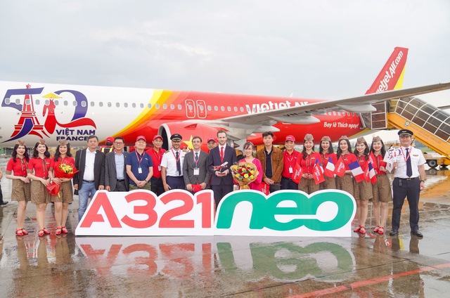 Tàu bay mang biểu tượng kỷ niệm 50 năm quan hệ ngoại giao Việt Nam - Pháp đã về tới TP HCM- Ảnh 3. Tàu bay mang biểu tượng kỷ niệm 50 năm quan hệ ngoại giao Việt Nam - Pháp đã về tới TP HCM- Ảnh 3.