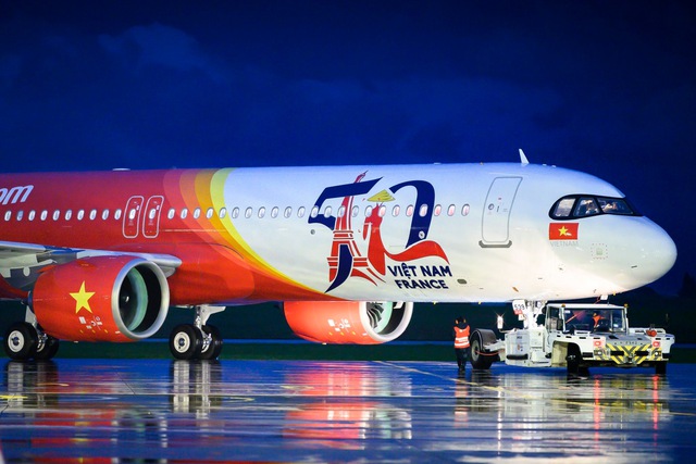 Tàu bay mang biểu tượng kỷ niệm 50 năm quan hệ ngoại giao Việt Nam - Pháp đã về tới TP HCM- Ảnh 4. Tàu bay mang biểu tượng kỷ niệm 50 năm quan hệ ngoại giao Việt Nam - Pháp đã về tới TP HCM- Ảnh 4.