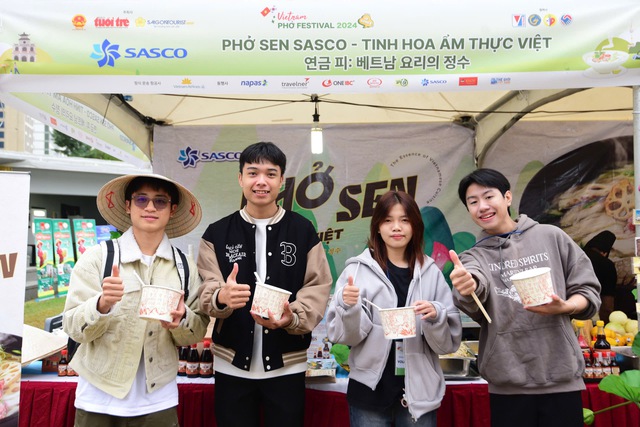 Thực khách hào hứng thưởng thức Phở Sen tại lễ hội Thực khách hào hứng thưởng thức Phở Sen tại lễ hội