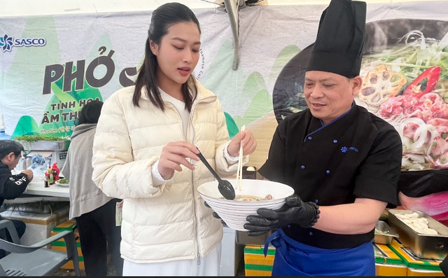 Hình 1: Hoa hậu Thiên Ân yêu thích vị Phở Sen với hương vị thoảng hương sen và ngọt lành Hình 1: Hoa hậu Thiên Ân yêu thích vị Phở Sen với hương vị thoảng hương sen và ngọt lành