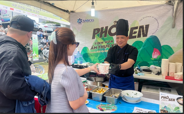 Ông Nguyễn Văn Tấn – Bếp trưởng SASCO hối hả phục vụ thực khách những tô Phở Sen đặc sắc tại lễ hội Ông Nguyễn Văn Tấn – Bếp trưởng SASCO hối hả phục vụ thực khách những tô Phở Sen đặc sắc tại lễ hội