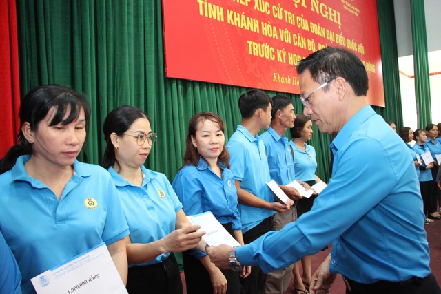 Gặp đại biểu Quốc hội, người lao động Khánh Hoà nói về nhà ở xã hội và việc làm
- Ảnh 4.