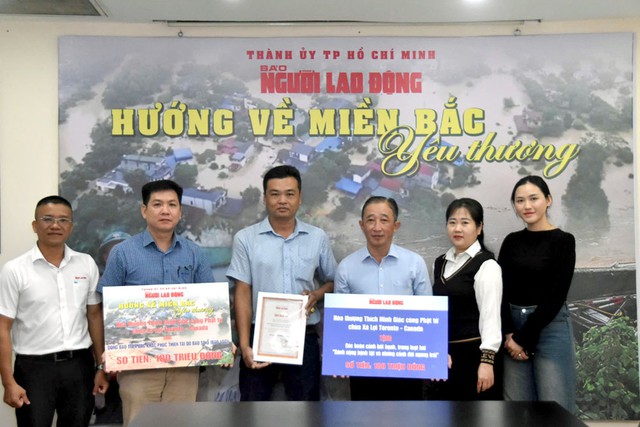 Anh Nguyễn Nhựt Trường, đại diện Hòa thượng Thích Minh Giác (thứ 3 từ trái qua), trao 200 triệu đồng cho Báo Người Lao Động, vào sáng 15-10. Ảnh: TẤN THẠNH