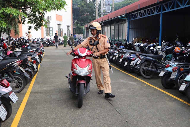 Học sinh bật khóc khi CSGT vào tận trường kiểm tra xe máy- Ảnh 3.