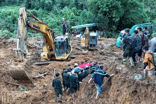 Vụ sạt lở đất vùi lấp nhiều nhà và xe ôtô: Tìm thấy thi thể nạn nhân cuối cùng- Ảnh 1.