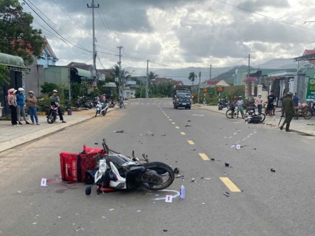 Hai xe máy lao vun vút, đối đầu nhau, 2 người tử vong- Ảnh 1.