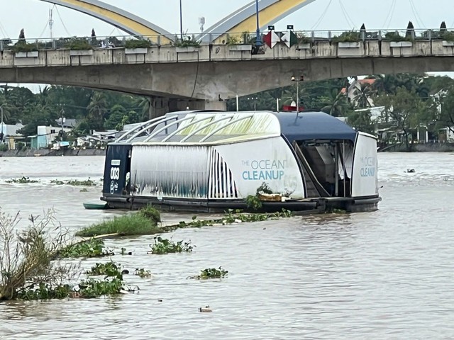 Hệ thống Interceptor vớt rác trên sông Cần Thơ. Ảnh: CA LINH