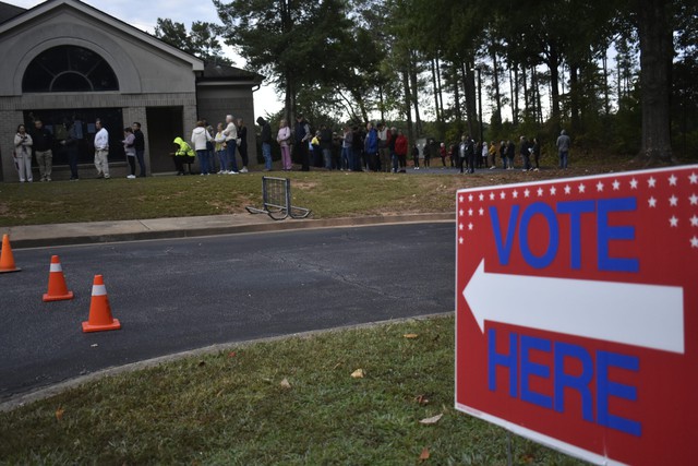 Voters line up at the Rose Creek Public Library in Woodstock for the first day of early voting. Ross Williams/Georgia Recorder