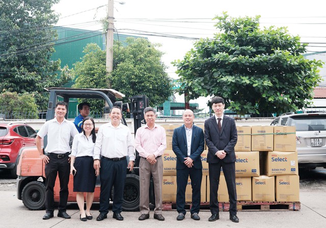 Đoàn đại biểu Saigon Co.op cùng đối tác chụp hình lưu niệm trước khi xuất hàng sang thị trường Mỹ Đoàn đại biểu Saigon Co.op cùng đối tác chụp hình lưu niệm trước khi xuất hàng sang thị trường Mỹ