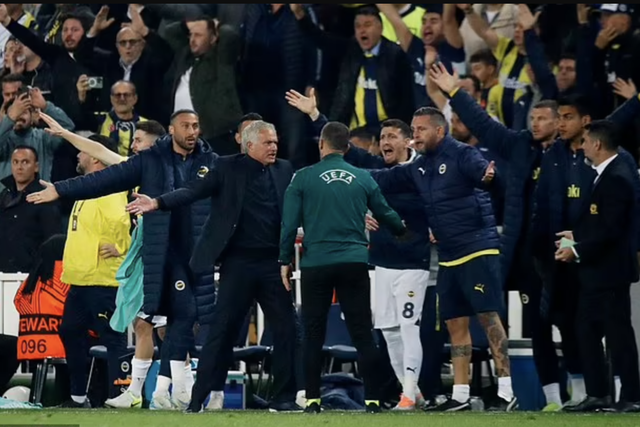 HLV Mourinho bị thẻ đỏ, Fenerbahce vẫn gieo sầu cho Man United- Ảnh 5.