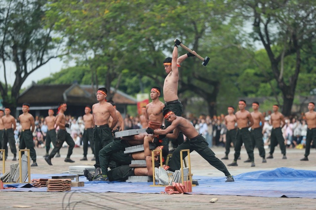 Xem công an bắn súng, vận khí công và hạ mục tiêu "khủng bố"- Ảnh 8.