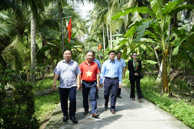 Chương trình “Tự hào cờ Tổ quốc” đến với vùng Đất thép anh hùng Giồng Trôm- Ảnh 12.