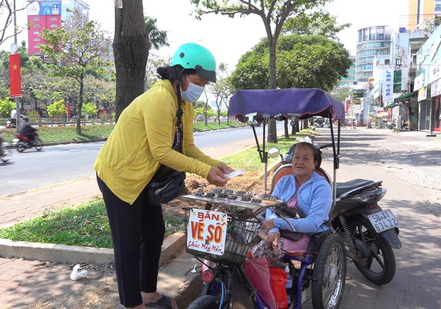 Lao động ngoài trời trong vòng xoáy thu nhập thấp- Ảnh 2.