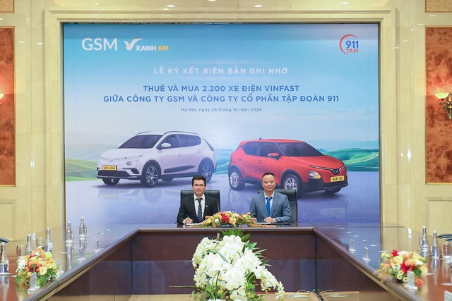 Ông Nguyễn Văn Thanh - Tổng Giám đốc Toàn cầu Công ty GSM (bên trái) và ông Lưu Đình Tuấn - Chủ tịch HĐQT Tập đoàn 911 trong lễ ký kết biên bản ghi nhớ hợp tác