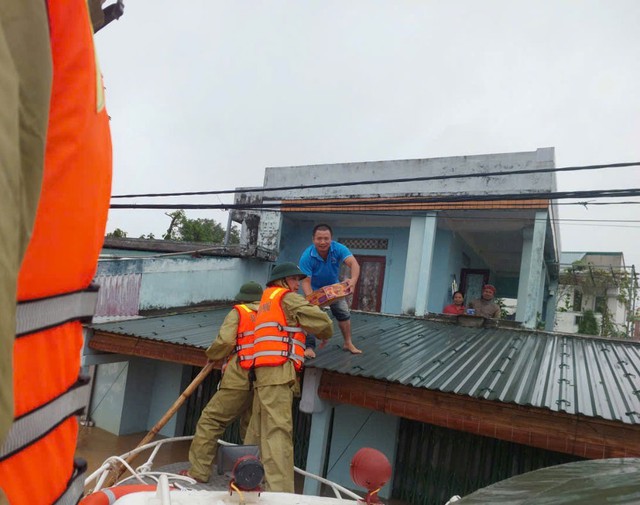 Lực lượng chức năng đang tiếp tế lương thực cho người dân Lực lượng chức năng đang tiếp tế lương thực cho người dân