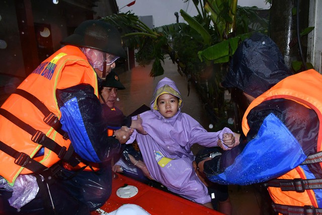 Lực lượng chức năng kịp thời cứu vớt bé gái bị nước cuốn trôi Lực lượng chức năng kịp thời cứu vớt bé gái bị nước cuốn trôi