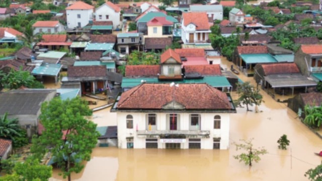 Mưa giảm nhưng nước rút chậm, người dân "rốn lũ" Lệ Thủy vẫn lo âu- Ảnh 6.